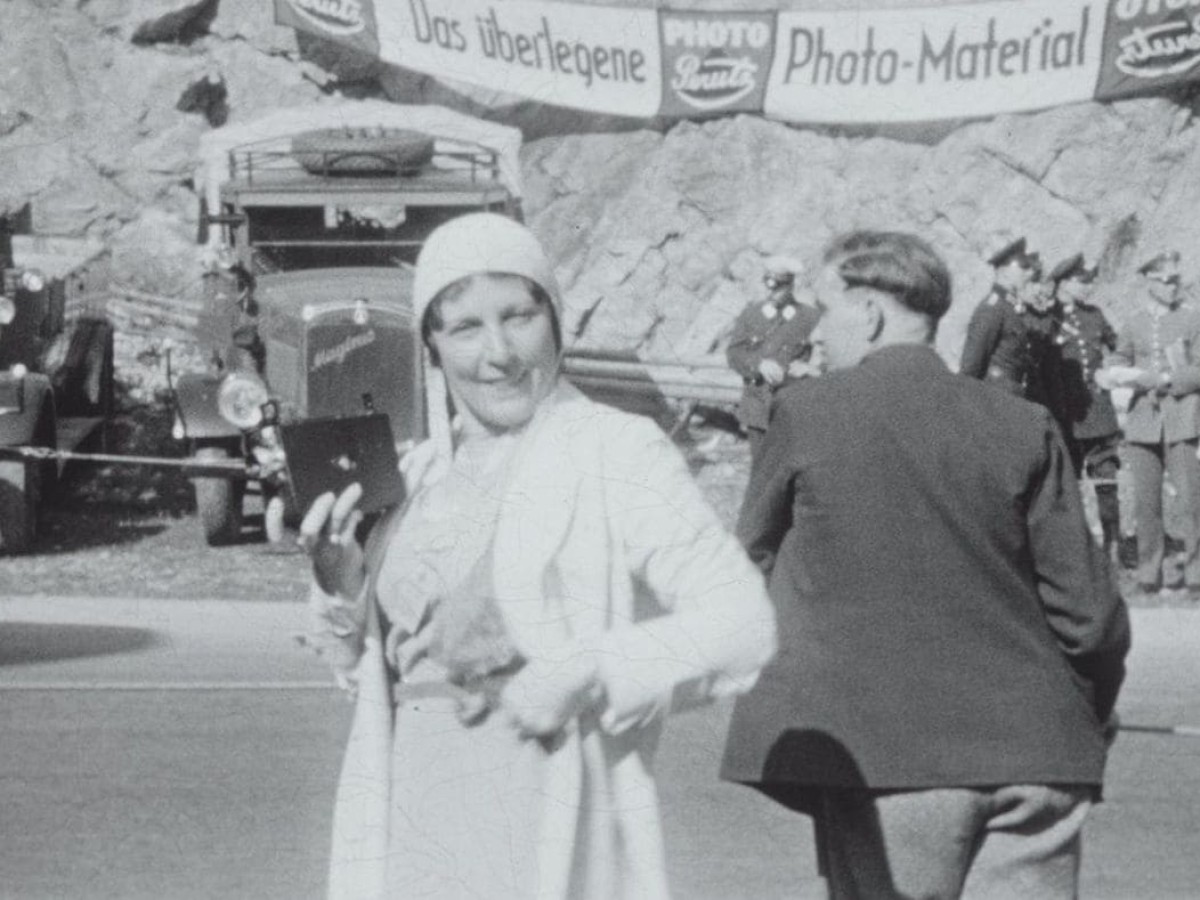 bunt: St. Gilgen, Kesselbergrennen, Mittenwald, Sommer 32, 1932, Julius Edgar Boehm, May Fürst (Kadervergrößerung/Österreichisches Filmmuseum)