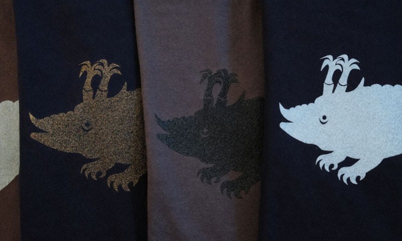 Langarmshirts schwarz und anthrazit mit Filmmuseums-Logo in unterschiedlichen Farben Langarmshirts schwarz und anthrazit mit Filmmuseums-Logo in unterschiedlichen Farben