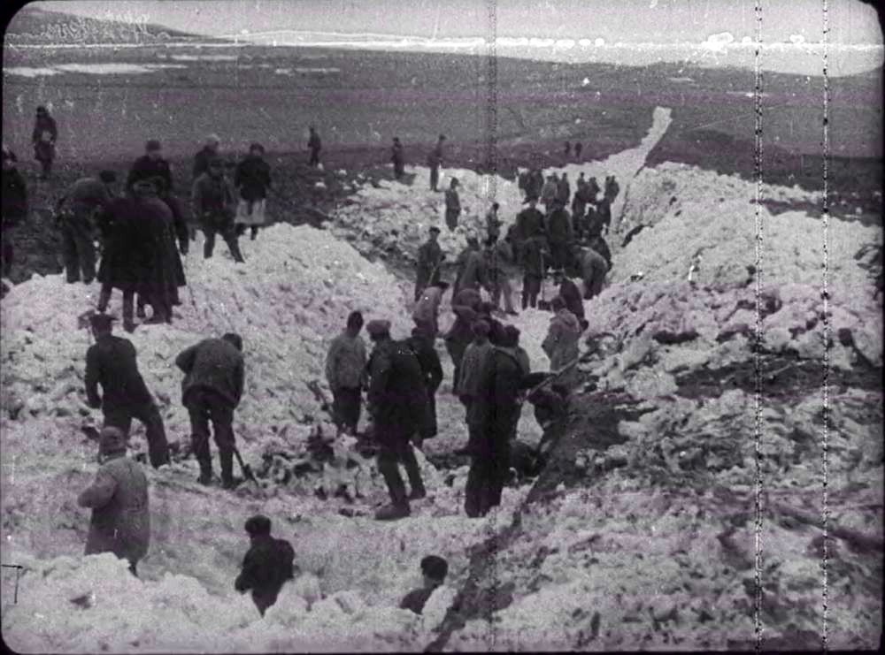 Kinodokumenty o zverstvach nemecko-fašistskich zachvatčikov (Die von den deutsch-faschistischen Invasoren verübten Gräueltaten) UdSSR, 1945/46