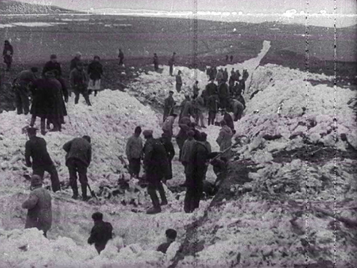 Kinodokumenty o zverstvach nemecko-fašistskich zachvatčikov (Die von den deutsch-faschistischen Invasoren verübten Gräueltaten)  UdSSR, 1945/46