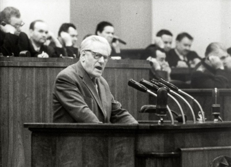 Johann Koplenig, damaliger Vorsitzender der KPÖ, als Gastredner auf dem 21. Parteitag der KPdSU. Kadervergrößerung aus dem Film SʹEZD STROITELEJ KOMMUNISMA (K. Kulagina, 1959).