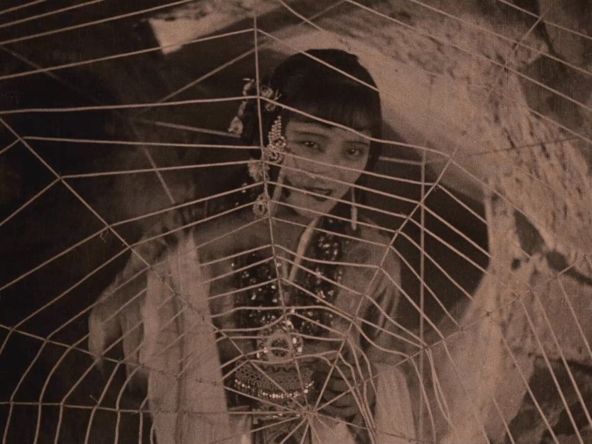 Pan si dong (The Cave of the Silken Web), 1927, Dan Duyu (Foto: China Film Archive) Pan si dong (The Cave of the Silken Web), 1927, Dan Duyu (Foto: China Film Archive)