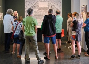 Führung im Photoinstitut Bonartes, Juli 2026 (Foto: ÖFM © Eszter Kondor) Führung im Photoinstitut Bonartes, Juli 2026 (Foto: ÖFM © Eszter Kondor)