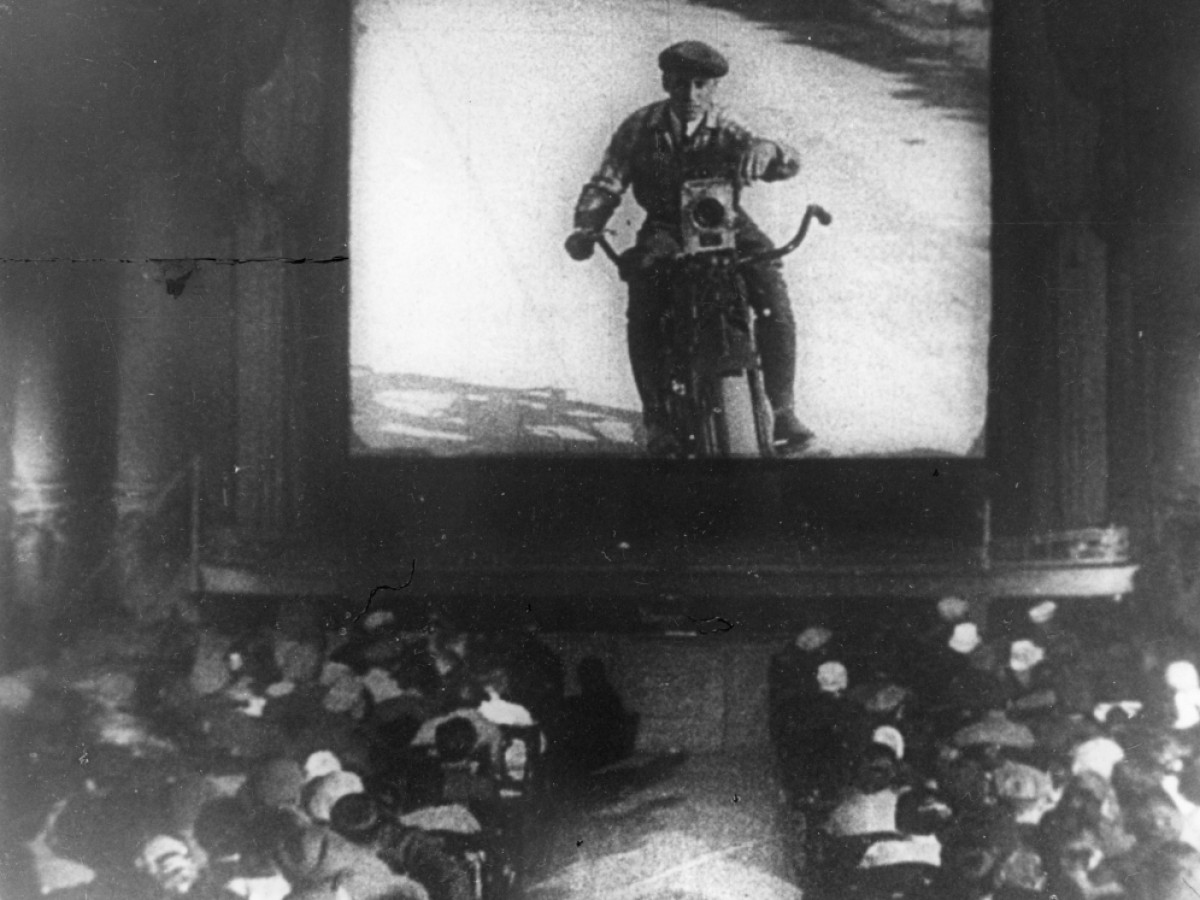 Chelovek s kino-apparatom
(Der Mann mit der Kamera), 1929, Dziga Vertov Chelovek s kino-apparatom (Der Mann mit der Kamera), 1929, Dziga Vertov