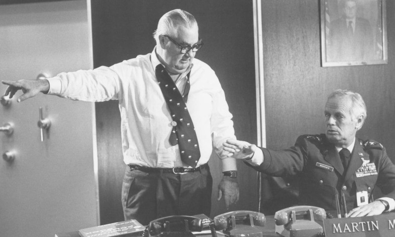 Robert Aldrich und Richard Widmark am Set von Twilight's Last Gleaming (1977) (Foto: Filmarchiv Austria)