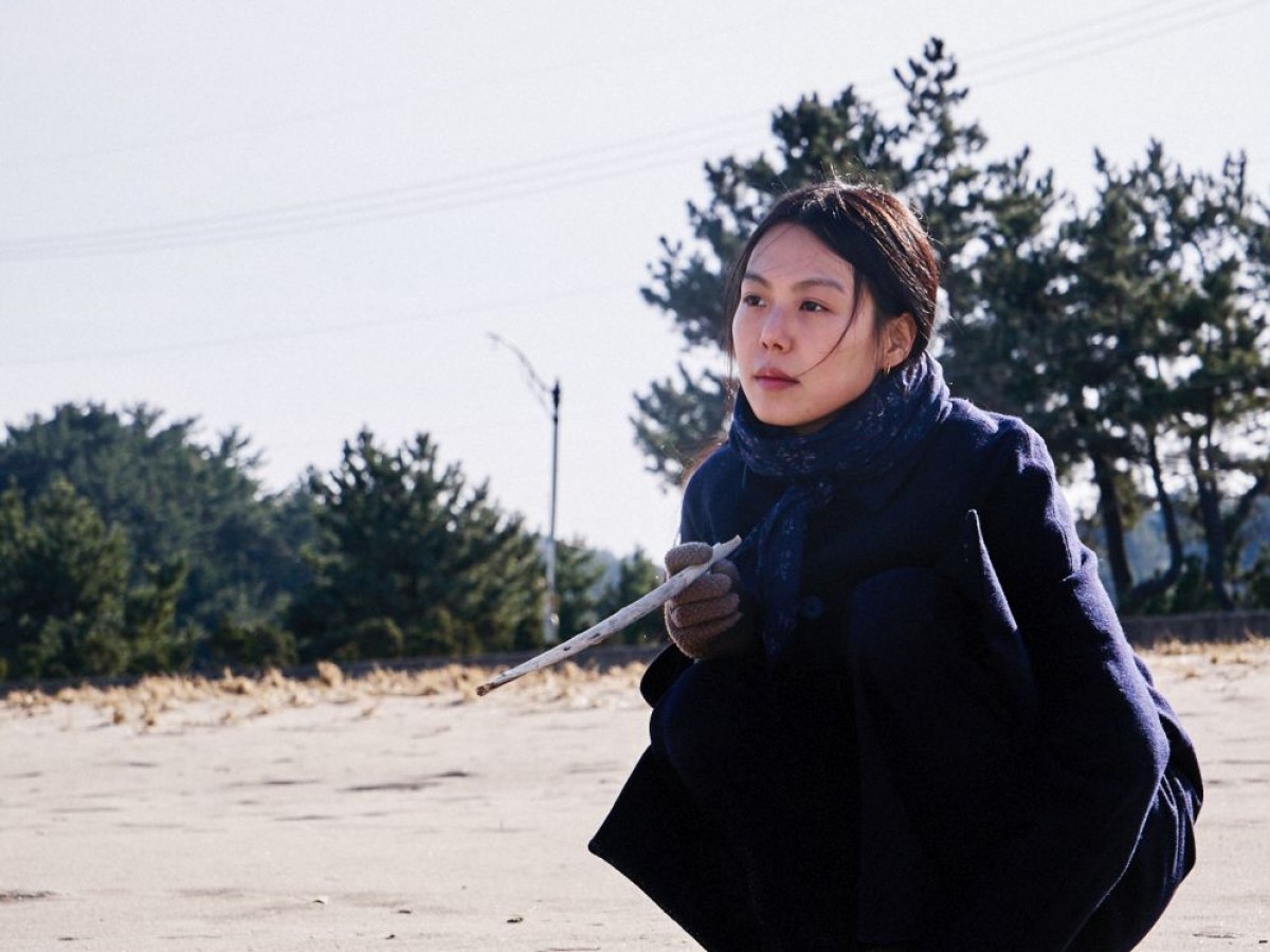 Hawbyuneui yoein (Woman on the Beach), 2006, Hong Sang-soo