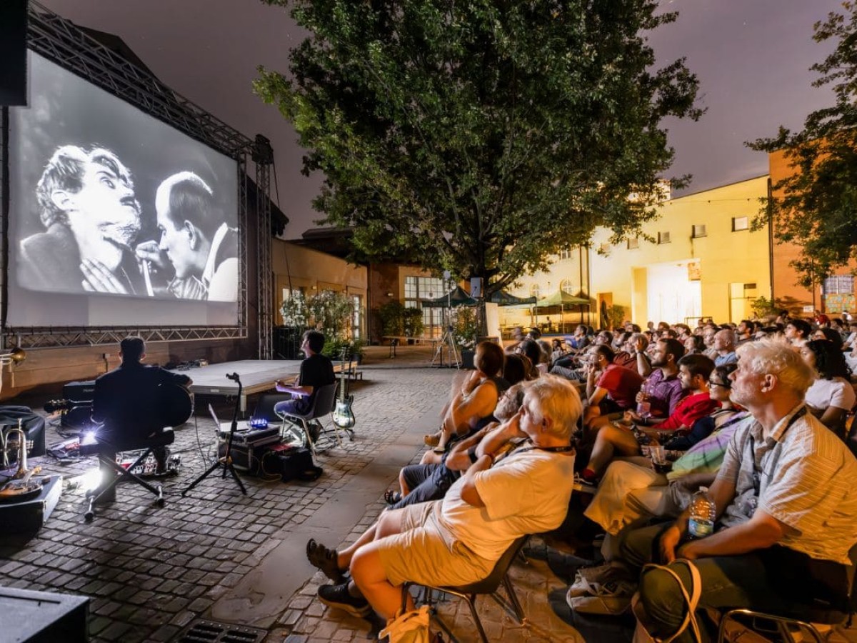 Vorführung von Lev Kuleshovs' Po zakonu in Bologna auf der Piazzetta Pier Paolo Pasolini, 2026 © Il Cinema Ritrovato