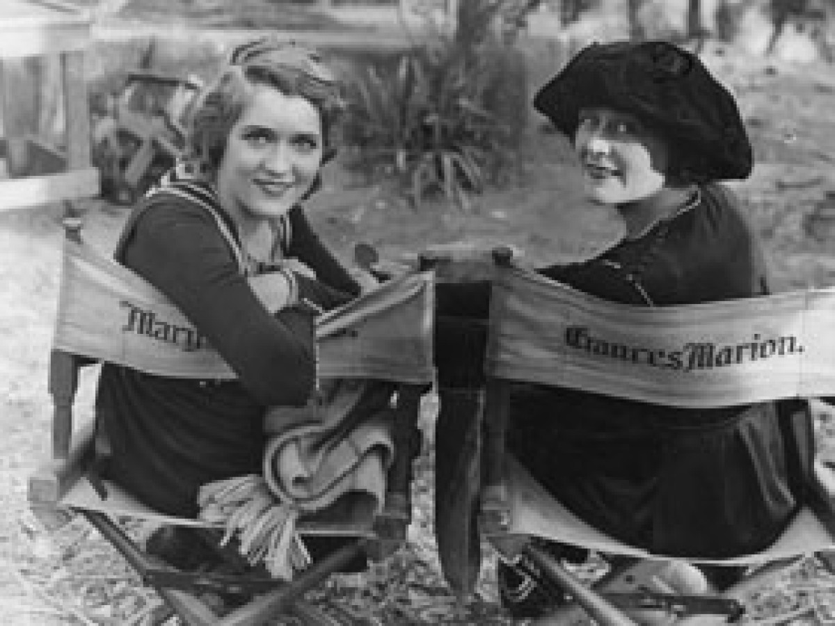 Mary Pickford und Frances Marion am Set von "The Love Light" (© Mary Pickford Foundation)