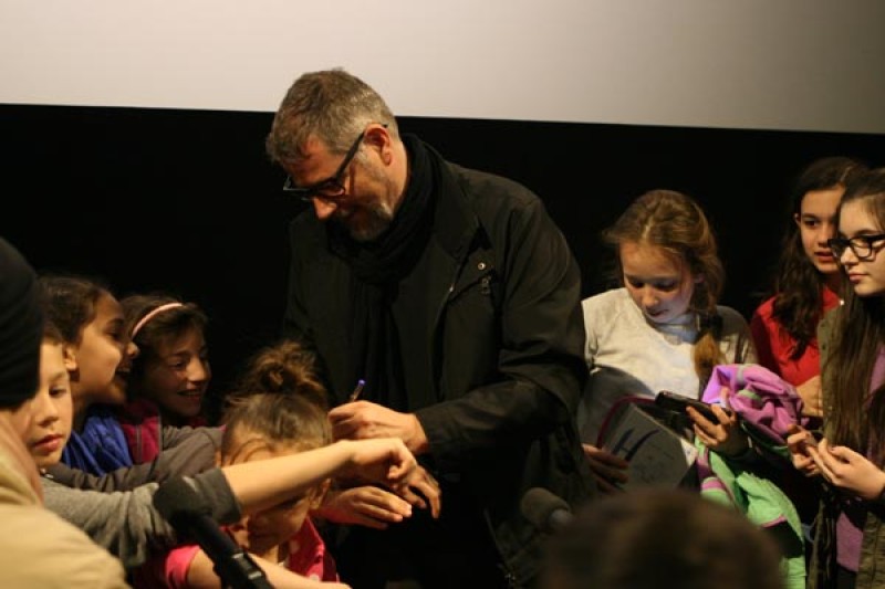 Andreas Prochaska mit Schülern und Schülerinnen nach dem Film-Talk © ÖFM/Sabine Maierhofer 