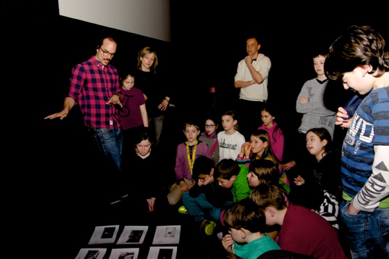 Alejandro Bachmann, Carla Maria Losch und Gerald Weber mit Schülern und Schülerinnen der Klasse 1c des BRG4 Waltergasse © VIS/Karl Valent