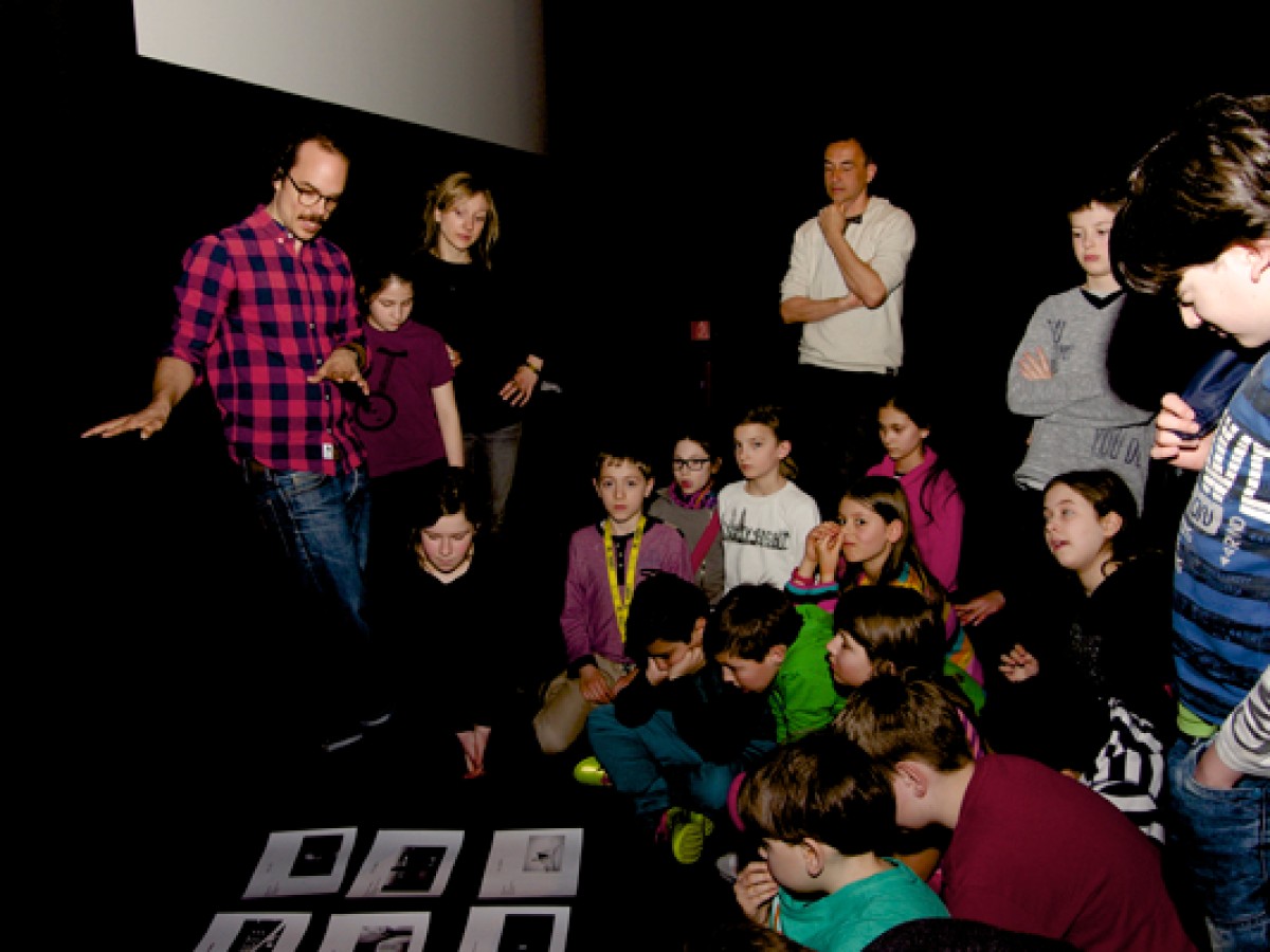 Alejandro Bachmann, Carla Maria Losch und Gerald Weber mit Schülern und Schülerinnen der Klasse 1c des BRG4 Waltergasse © VIS/Karl Valent