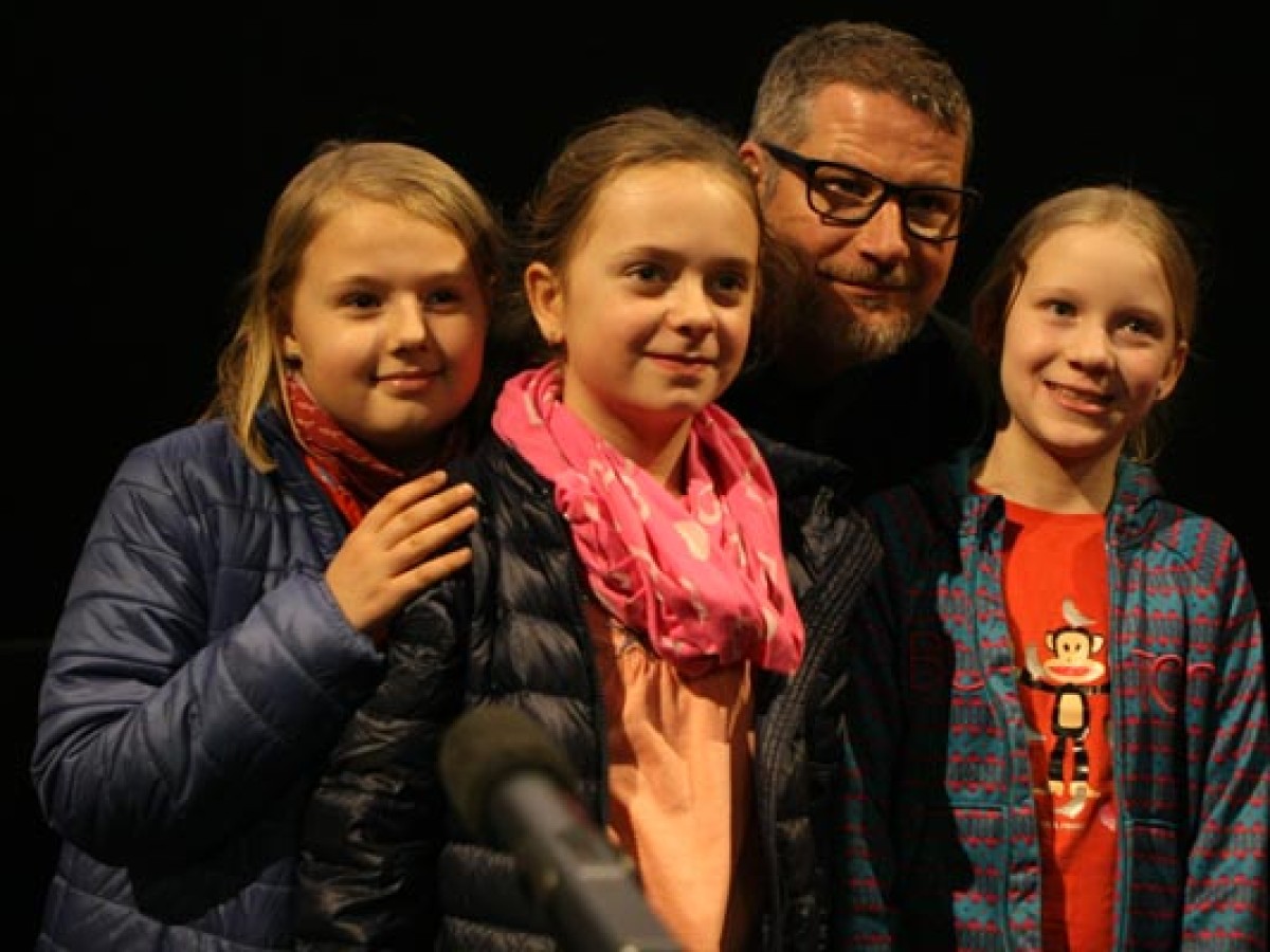 Andreas Prochaska mit Schülerinnen nach dem Film-Talk © ÖFM/Sabine Maierhofer 