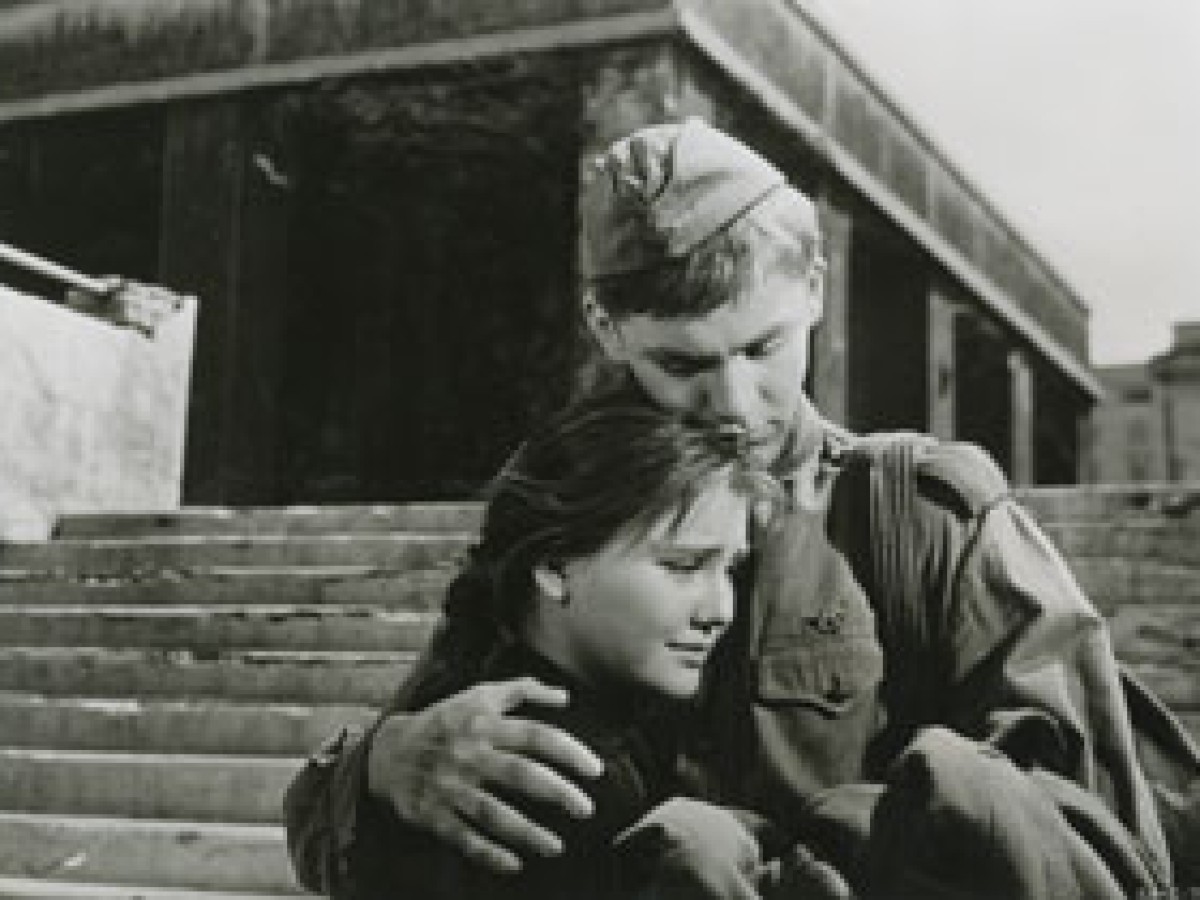 Любовь в годы великой отечественной войны. Девушка провожает солдата на войну. Военные кадры.