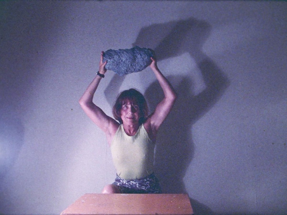 Stone Lifting. A Self Portrait in Progress, 1971–75, Maria Lassnig (Foto: Maria Lassnig Foundation) Stone Lifting. A Self Portrait in Progress, 1971–75, Maria Lassnig (Foto: Maria Lassnig Foundation)