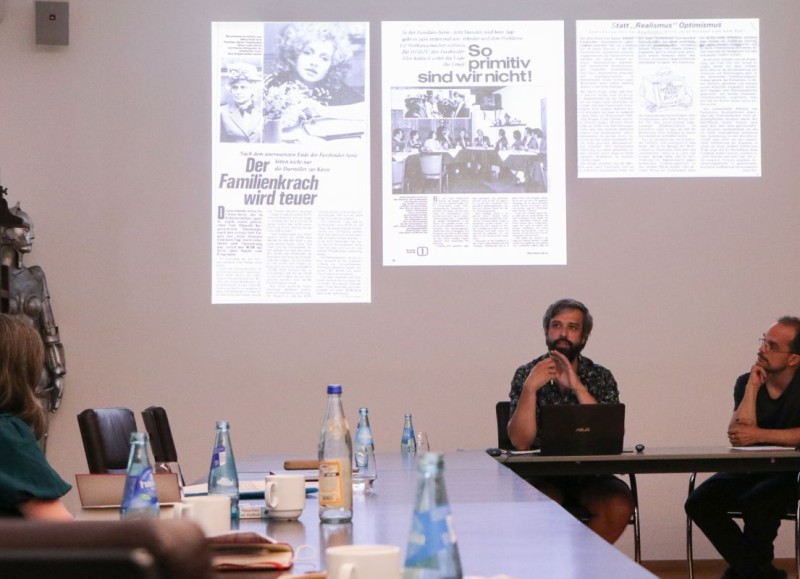 Stefan Huber und Alejandro Bachmann bei der projektinternen Präsentation des "Wiener Teils", Juli 2022 (Foto: DFF / Sanne Hemmerling)