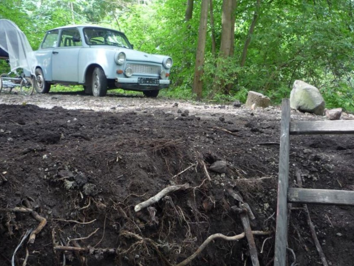 CRASH SITE / My_Never_Ending_Burial_Plot, 2010, Constanze Ruhm