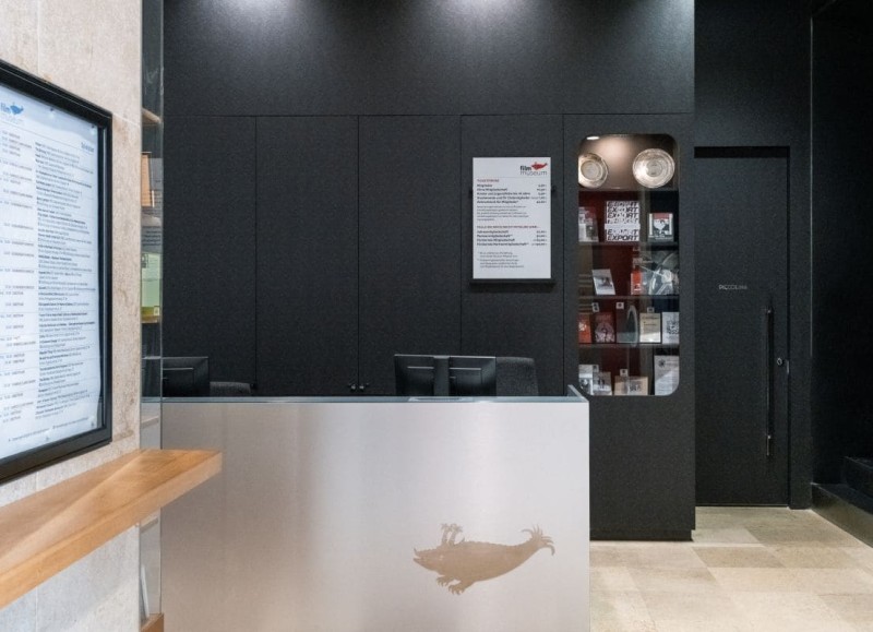Foyer und Kassabereich des Filmmuseums mit Zugang zur Filmbar (Foto: ÖFM © Eszter Kondor)