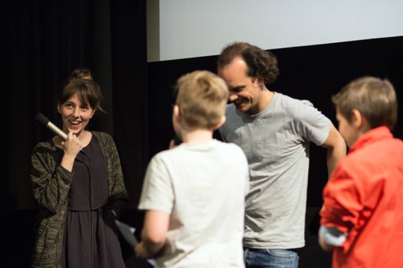 Réka Bucsi und Alejandro Bachmann mit Schülern der Klasse 1c des BRG4 Waltergasse © VIS/Pablo Alvarez Mendivil