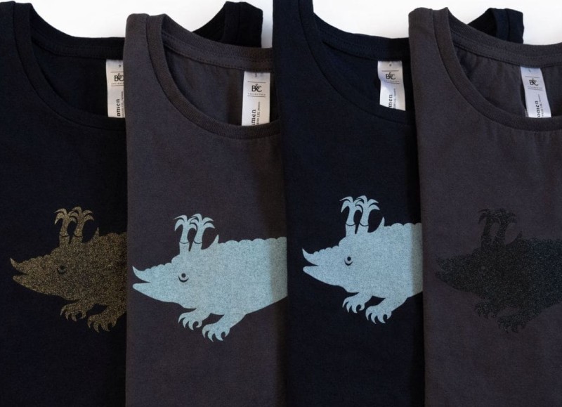 Langarmshirts schwarz und anthrazit mit Filmmuseums-Logo in unterschiedlichen Farben