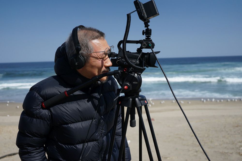 Hong Sangsoo bei Dreharbeiten zu Introduction (2021) Hong Sangsoo bei Dreharbeiten zu Introduction (2021)