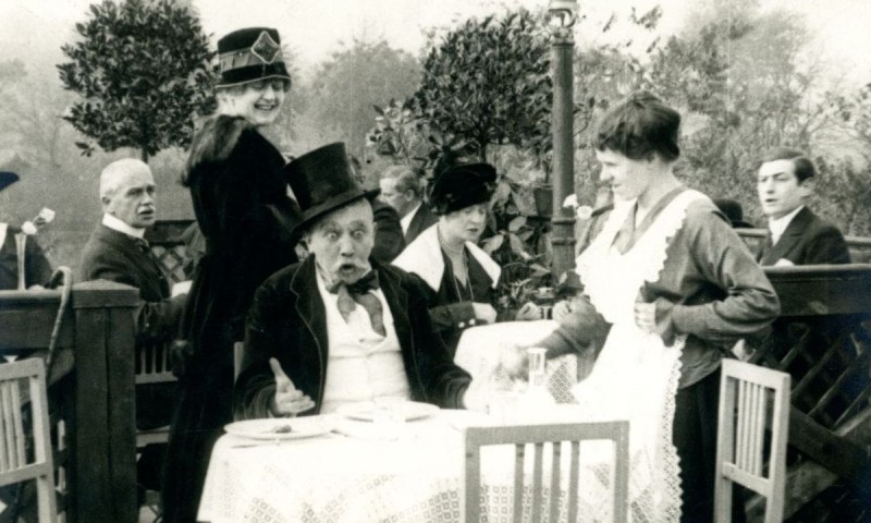 Lilly Marischka (stehend im Hintergrund) in Der moderne Tantalus